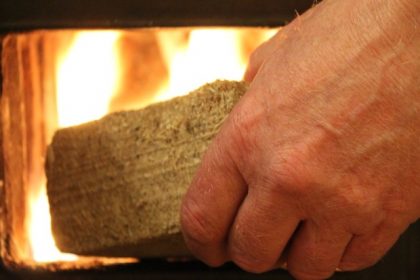 Топливные брикеты или дрова — чем выгоднее топить дом?